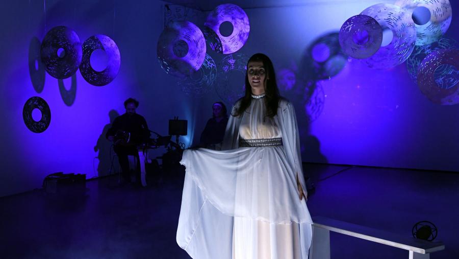 Esta proposta de inmersión nas artes escénicas e audiovisuais que fusiona arte e ciencia, inaugurouse este martes no Salón Artesoado do Colexio de Fonseca. FOTO: Santi Alvite