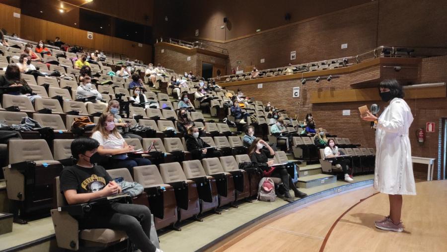 Valcárcel saúda a estudantes de primeiro curso de Veterinaria