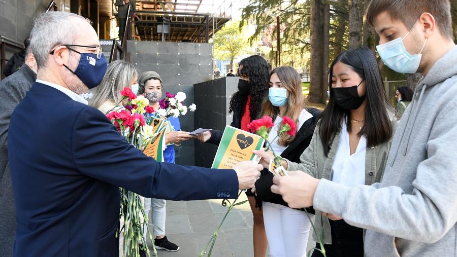 Víctor Arce participou na entrega simbólica de flores á cidadanía. FOTO: Santi Alvite