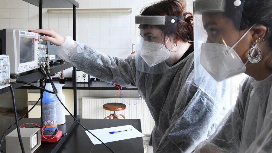 Alumnas de electrodinámica física