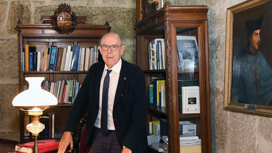 O profesor Álvarez Escudero no seu despacho na Facultade