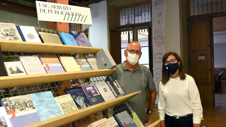 Esta iniciativa que vai ter lugar ata o 19 de setembro, botou a andar o pasado venres a través dunha visita institucional que contou coa presenza da vicerreitora de Igualdade, Cultura e Servizos da USC, Mar Lorenzo, e do director de Publicacións da Universidade, Juan L. Blanco Valdés. FOTO: Santi Alvite