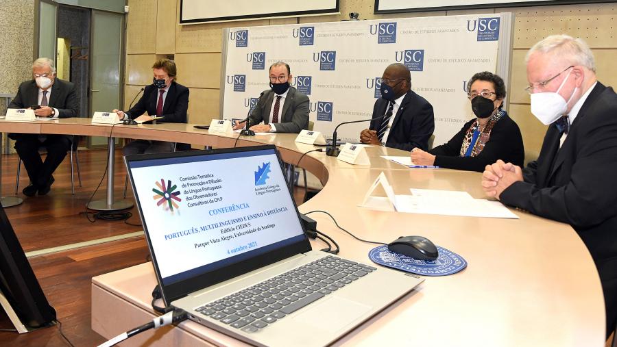 O foro estrutúrase nunha serie de relatorios e táboas redondas nas que se abordan cuestións como a formación en portugués e o ensino a distancia. FOTO: Santi Alvite