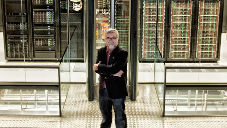Mateo Valero xunto ao supercomputador MareNostrum  | Foto: Barcelona Supercomputing Center. Centro Nacional de Supercomputación.