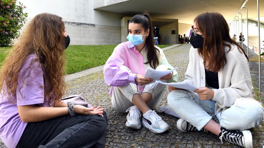 As sesións de conversa oriéntanse á práctica da expresión e da interacción oral. Foto: Santi Alvite