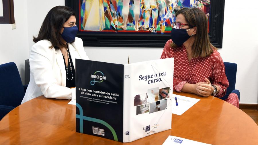 A vicerreitora de Igualdade, Cultura e Servizos da USC, Mar Lorenzo, e a coordinadora da Área de Institucións de CaixaBank en Galicia, Mª Jesús García Piñeiro, mantiveron unha xuntanza no Colexio San Xerome para avaliar as accións que integran o acordo. FOTO: Santi Alvite