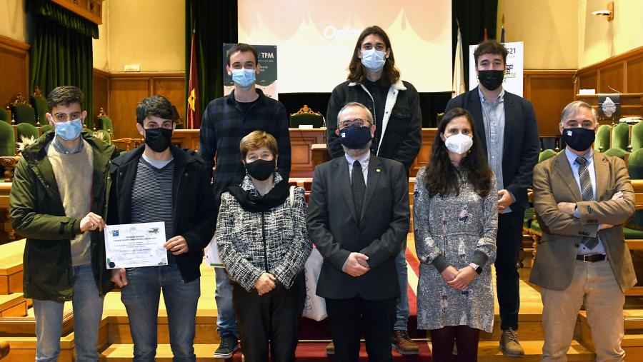 Foto de familia con parte dos e das premiadas. FOTO: Santi Alvite