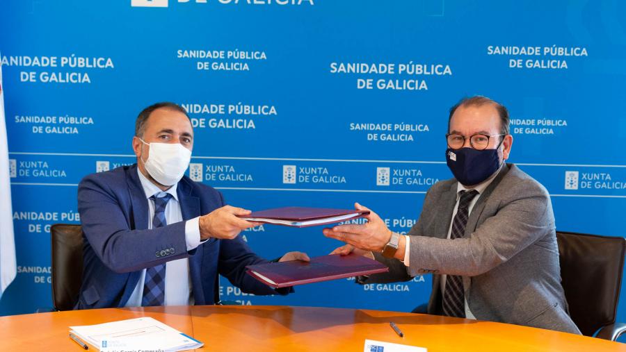 O Conselleiro de Sanidade, Julio García Comesaña, e o reitor da USC, Antonio López, na sinatura do convenio