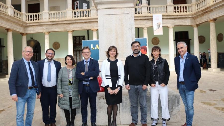 Juan Blanco, primeiro pola esquerda, é o responsable do Servizo de Publicacións e Intercambio científico da USC 