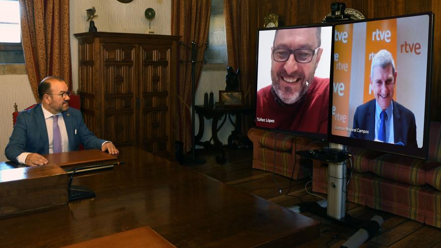 Antonio López conversou en liña con Miguel Túñez e José Manuel Pérez Tornero. FOTO: Santi Alvite