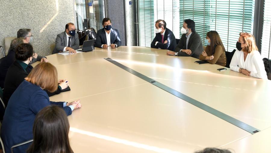 O obxecto desta reunión foi consensuar unha postura común de cara ás negociacións que se están a desenvolver para que esta Facultade conforme “un proxecto prioritario” dentro do Plan de Infraestruturas  que a USC negocia co goberno autonómico.