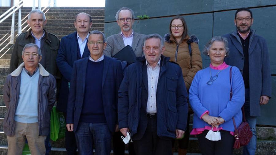 Antonio Rigueiro, terceiro pola esquerda, coa nova directiva da AFG. Foto: Campo Galego