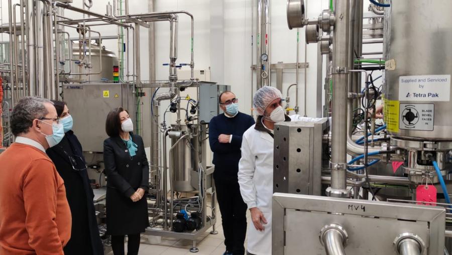 Elvira López Mosquera, no centro co reitor e vicerreitores da UTAd, na Aula de Produtos Lácteos da USC