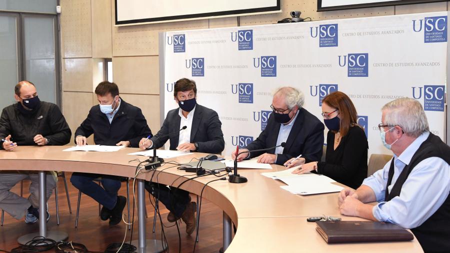 Por parte da USC, asinaron o documento o vicerreitor de Profesorado Ernesto González Seoane, e o xerente, Javier Ferreira; e pola representación sindical Pilar Expósito Díaz (CSIF); Xosé Carlos Macía Arce (CIG-Ensino); José A. Rodríguez Añón (CCOO); e Benjamín Rey Sanjurjo (UGT). FOTO: Santi Alvite