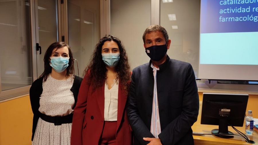 Lara Rouco entre Rebeca Alvariño e Marcelino Maneiro, na Facultade de Ciencias da USC