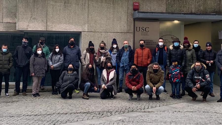 Participantes e organizadores do XXVII Maratón Fotográfico do Campus, diante da Casa do Saber