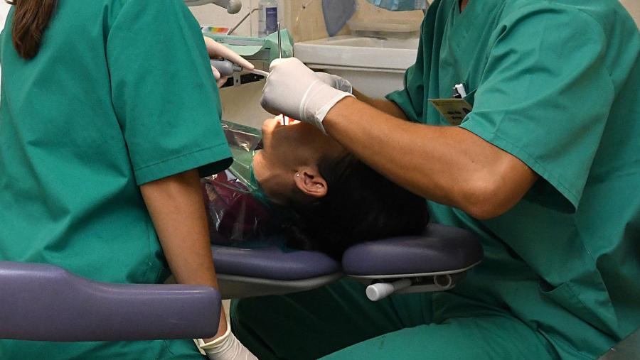 “A boa saúde dental mellorará a capacidade de comer ou falar, a autoestima e as relacións sociais, favorecendo a integración e a inserción social e laboral”, sinalan dende ambas as dúas institucións. FOTO: Santi Alvite