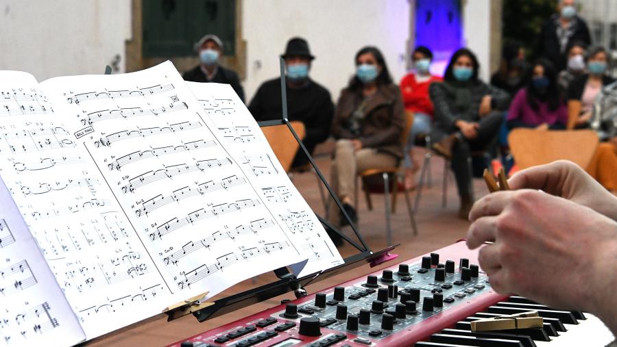 Ambas as dúas institucións renovan outro ano máis a súa colaboración para levar a cabo diversos programas e actividades cos que se busca “contribuír a descubrir talento novo". FOTO: Santi Alvite