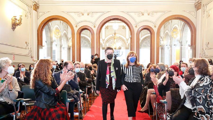 Rosario Álvarez e Menchu Lamas, no acto de entrega. FOTO: Deputación de Pontevedra