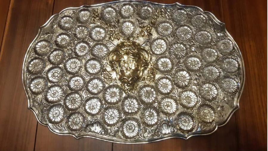 A entrega destas pezas coincide coa conmemoración da festividade do patrón do gremio de prateiros e acibecheiros San Eloi e forman parte dun convenio coa USC