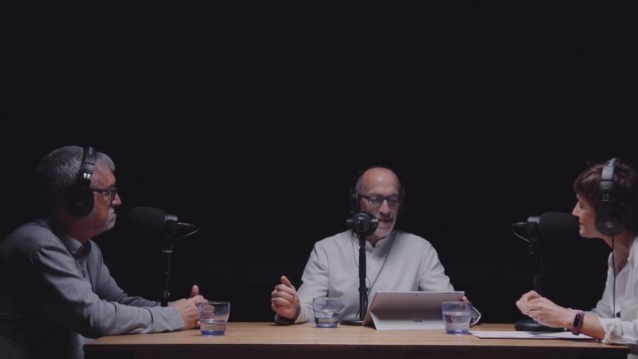 Mateo Valero, xunto a Senén Barro e Dora Blanco durante a gravación do primeiro programa de ‘Mentes Singulares’ no CiTIUS 