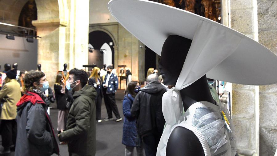 Nesta edición de 2021, presentáronse un total de 12 obras na especialidade de moda e 28 obras na especialidade de deseño de xoias. FOTO: Santi Alvite