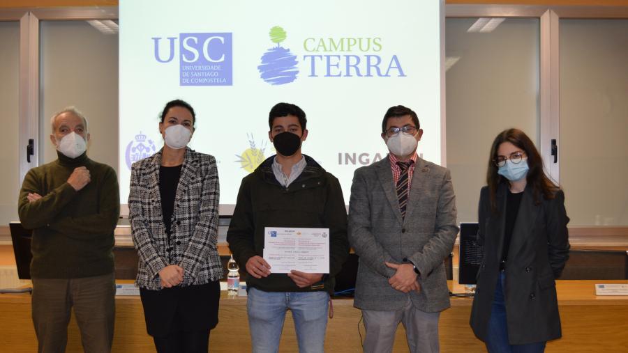 De esquerda a dereita, Jorge Rivera, Ana Piñeiro, Daniel Vilala, Francisco Fraga e Uxía Rodríguez, na Facultade de Ciencias