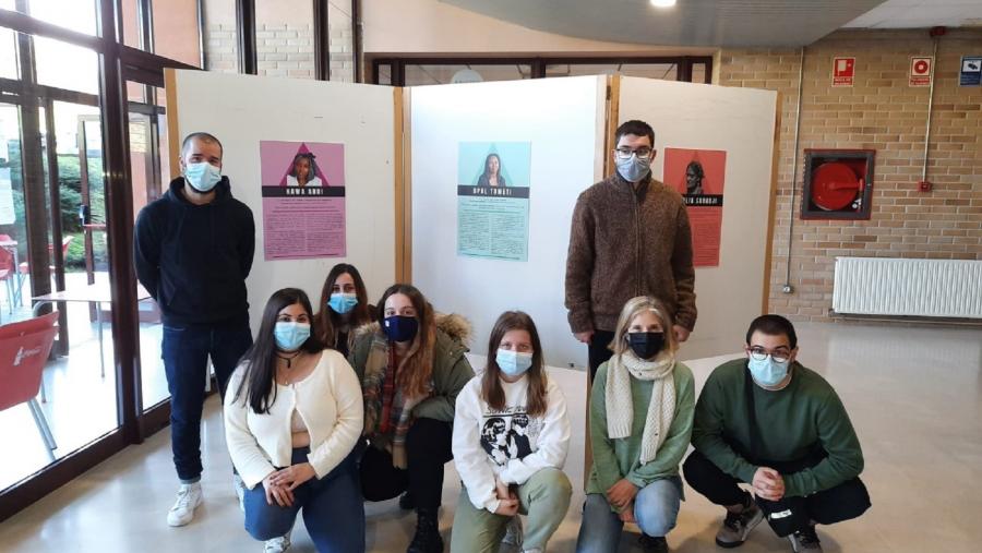 Fernández Herrero, segunda pola dereita, con autores da mostra 'Defensoras', na Facultade de Humanidades