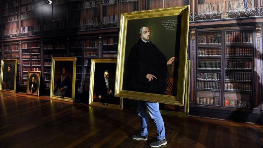 A antiga biblioteca evócase no denominado Salón Artesoado, cos 22 retratos que a adornaban orixinalmente no ano 1882. FOTO: Santi Alvite