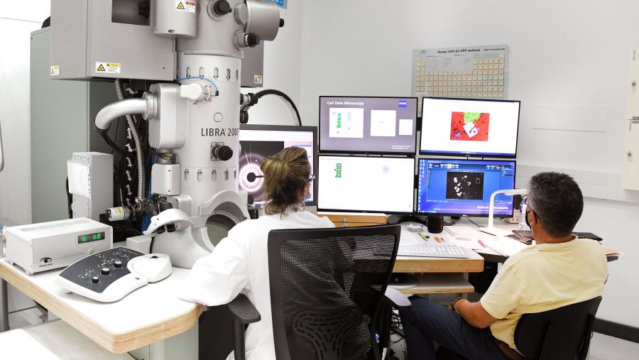 Promovida pola Área de Valorización, Transferencia e Emprendemento da USC (AVTE) e financiada polo Banco Santander, esta é unha iniciativa que busca avanzar no proceso de maduración de resultados de investigación. Imaxe de arquivo dun laboratorio da USC. FOTO: Santi Alvite