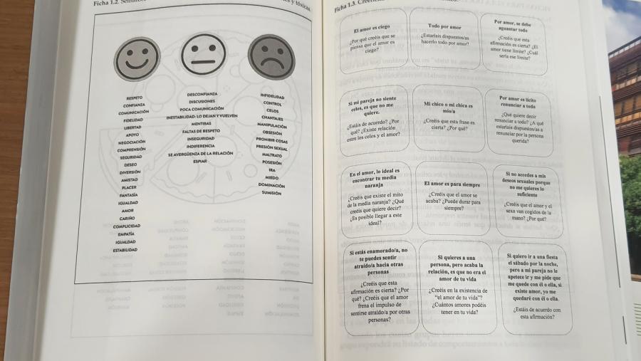 O libro en papel, editado por Aranzadi, incorpora tamén unha versión electrónica, para facilitar o uso e impresión das fichas e materiais por parte dos centros educativos interesados