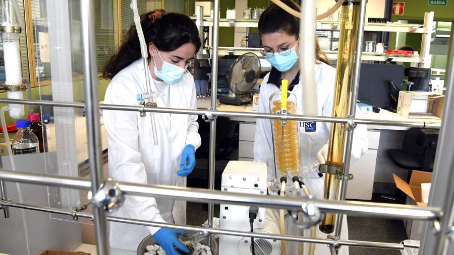 Investigadoras nun laboratorio da USC. Foto: Santi Alvite