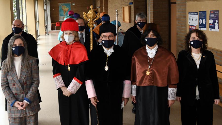 De esquerda a dereita, Cecilia Siera, Paloma Fisac, Antonio López, Montserrat Valcárcel e Dulce García, no acto de San Tomé de Aquino, na Facultade de ADE. Foto: Santi Alvite