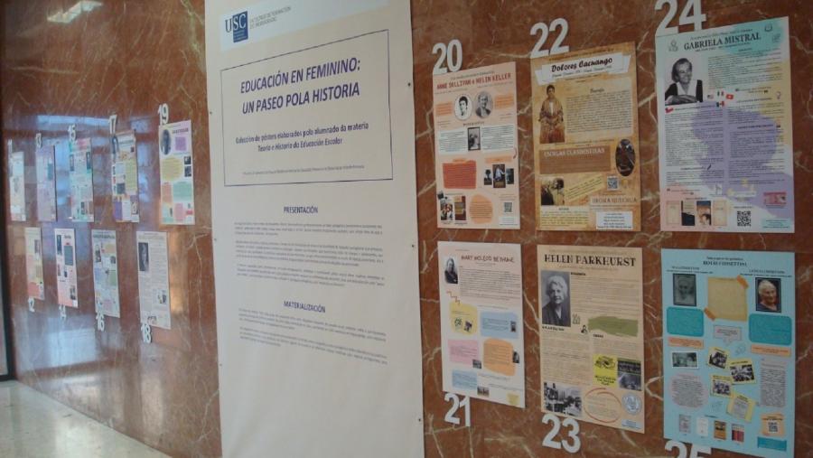 Paneis da mostra instalados no vestíbulo da Facultade de Formación do Profesorado
