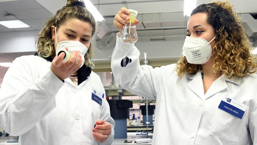 As comisións de Normalización Lingüística da Facultade de Química e da Escola Técnica Superior de Enxeñaría impulsan estes concursos. FOTO: Santi Alvite
