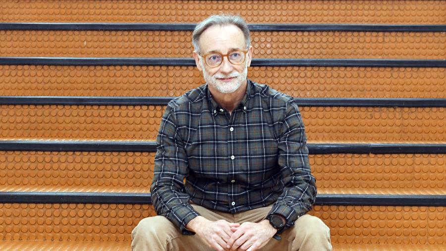 O labor investigador do profesor Sabucedo, polo que acaba de ser distinguido, céntrase no estudo de procesos psicosociais básicos e na súa aplicación a diferentes ámbitos, especialmente os de psicoloxía política e psicoloxía social e medio ambiente. FOTO: Santi Alvite