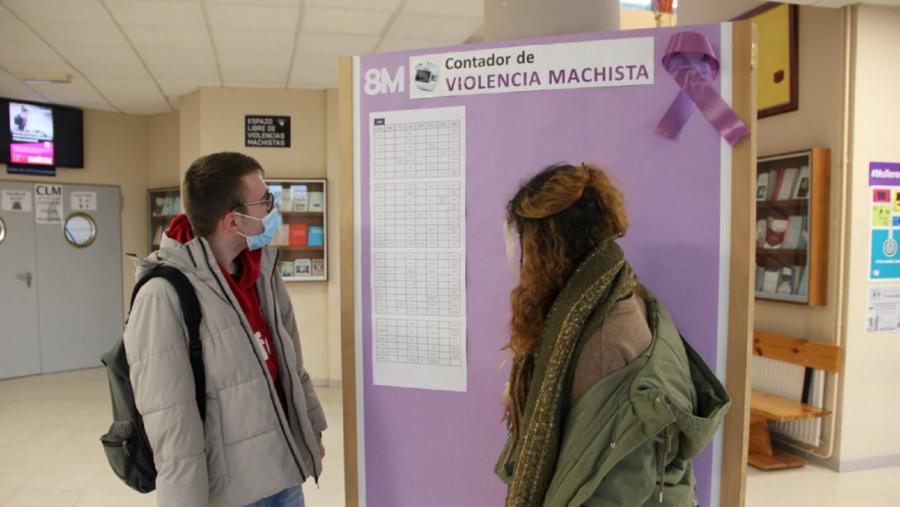 Estudantes observan o contador de violencia machista habilitado na Facultade de Humanidades