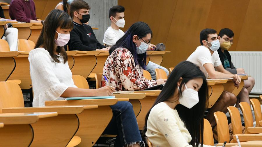 Ao abeiro desta convocatoria, poderán acceder ás ensinanzas oficiais de mestrado da USC para cursar estudos no curso 2022/2023 as persoas tituladas de sistemas educativos alleos ao EEES que teñan un título homologado a un título universitario oficial español ou a outro expedido por unha institución de educación superior pertencente a outro estado membro do EEES. FOTO: Santi Alvite