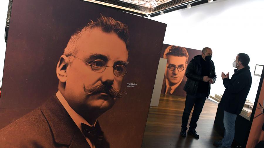 A exposición disposta no salón artesoado e antiga capela conta con oito capítulos. FOTO: Santi Alvite