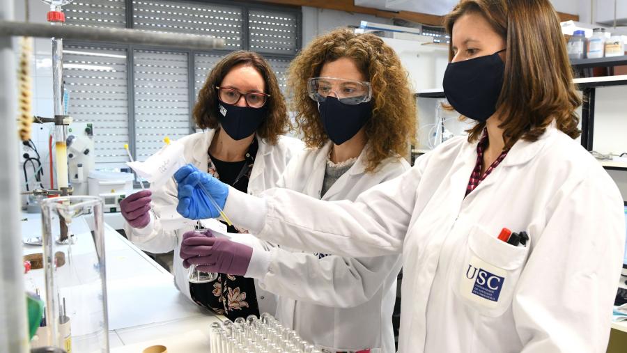 De esquerda a dereita, Mar Quiñones, Maria João Matos e Letricia Barbosa-Pereira nun laboratorio da USC. FOTO: Santi Alvite