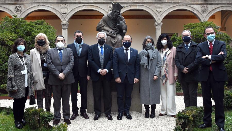 O acto de apertura celebrado no Colexio de Fonseca e presidido polo reitor Antonio López, contou tamén coa presenza do presidente do Parlamento, Miguel Ángel Santalices; do conselleiro de Cultura, Educación e Universidade, Román Rodríguez; e con Mercedes Rosón, primeira tenente de alcalde do Concello de Santiago. FOTO: Santi Alvite