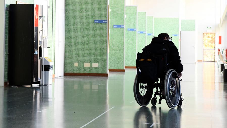 A figura do ou da asistente persoal na que se centra este curso contribúe ao normal desenvolvemento das actividades diarias e académicas do alumnado con discapacidades. FOTO: Santi Alvite