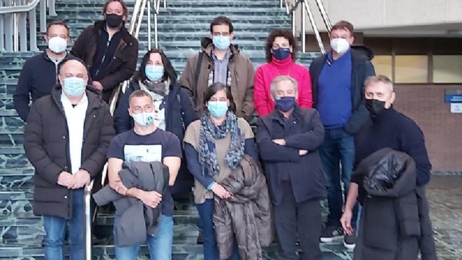 O decano de Veterinaria, primeiro pola esquerda, co alumnado do curso