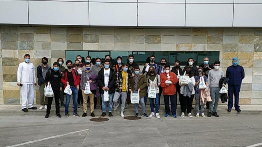 Alumnado e docentes do grao en Robótica, nas instalacións vilalbesas da queixería Entrepinares