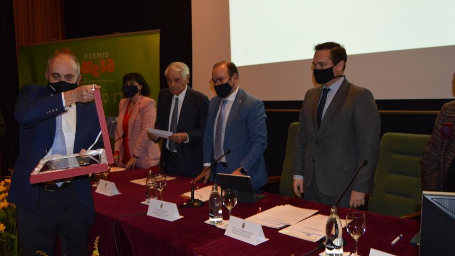 O director do CPR-EFA Fonteboa, Luis García, amosa a placa conmemorativa do XXII Premio Aresa