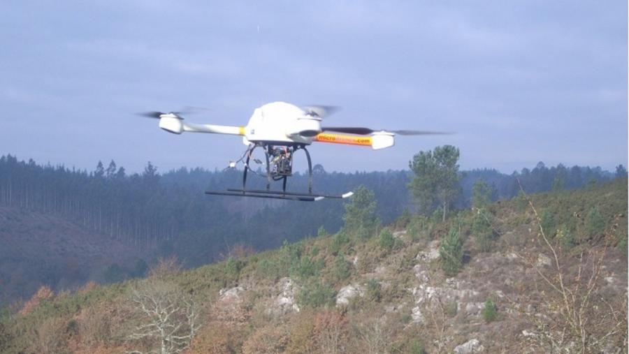 Imaxe dun dron sobre unha zona de montaña
