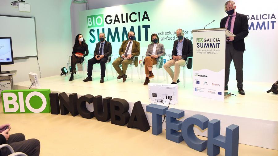 Durante a xornada desenvolvéronse relatorios e mesas redondas onde participaron entidades que apostan pola dixitalización no campo e o laboratorio. FOTO: Santi Alvite