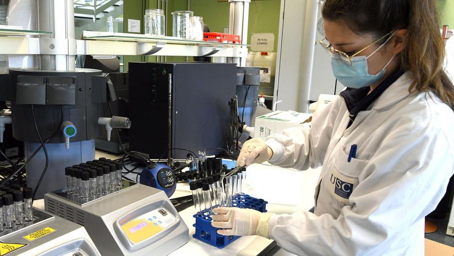 “A USC é un referente no fomento de empresas de base tecnolóxica lideradas por mulleres e procesos de transferencia con perspectiva de xénero co programa Innovatia 8.3”, afirmou no encontro Eva Aguayo. Imaxe de arquivo dunha investigadora nun laboratorio da USC. FOTO: Santi Alvite. 