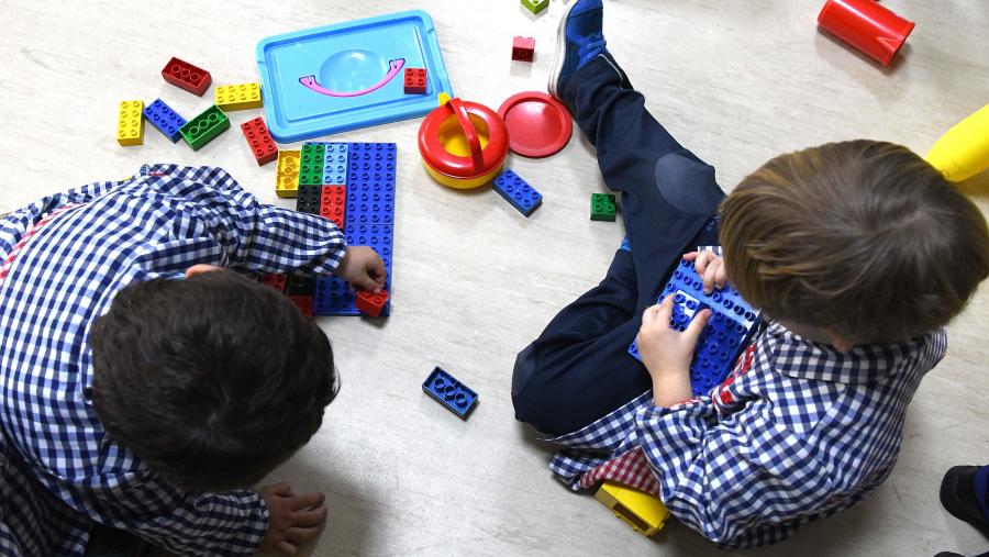 O proxecto céntrase nas chamadas habilidades motrices básicas como agarrar. FOTO: Santi Alvite