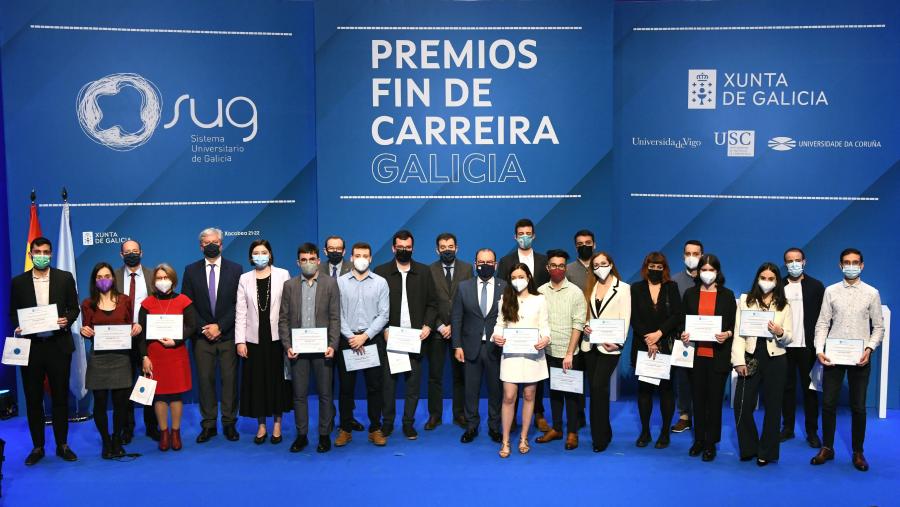 O reitor posou co alumnado da USC premiado que puido asistir ao acto. FOTO: Santi Alvite